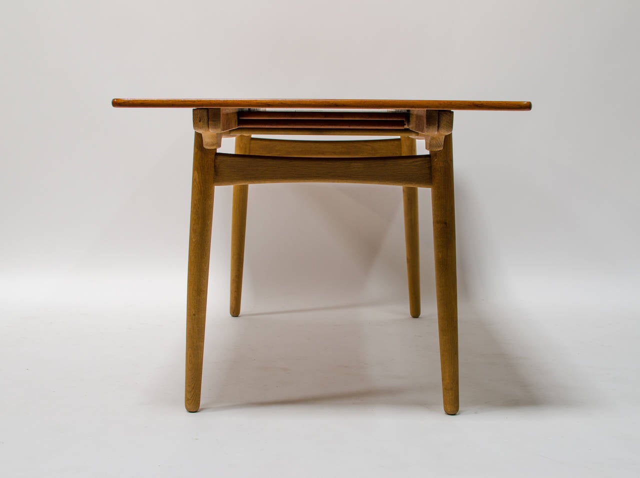 Hans Wegner Teak and Oak Extension Dining Table for Andreas Tuck In Excellent Condition In Berkeley, CA