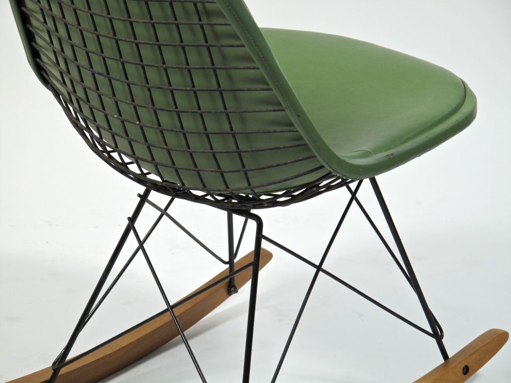 Charles Eames RKR-1 Wire Rocker Herman Miller In Excellent Condition For Sale In Berkeley, CA