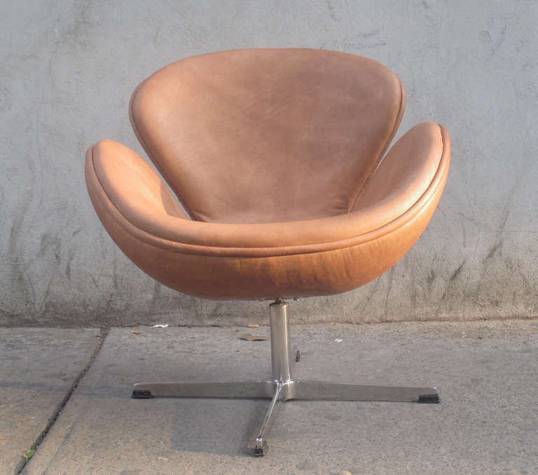 Pair of Arne Jacobsen Swan Lounge Chairs In Excellent Condition In 0, Cuauhtemoc