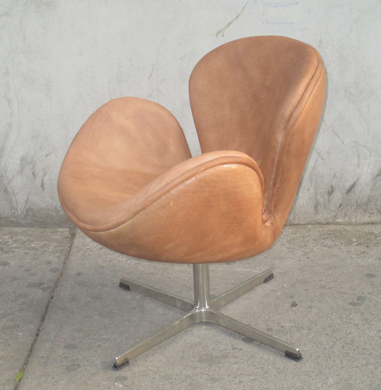 Mid-20th Century Pair of Arne Jacobsen Swan Lounge Chairs