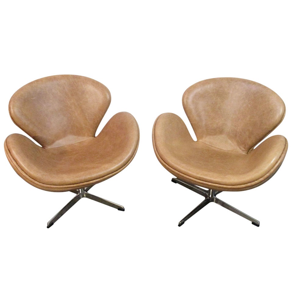 Pair of Swan Chairs by Arne Jacobsen