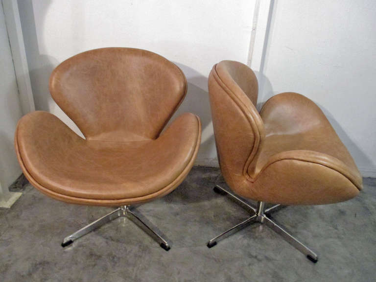 Pair of Swan Chairs by Arne Jacobsen In Good Condition In 0, Cuauhtemoc