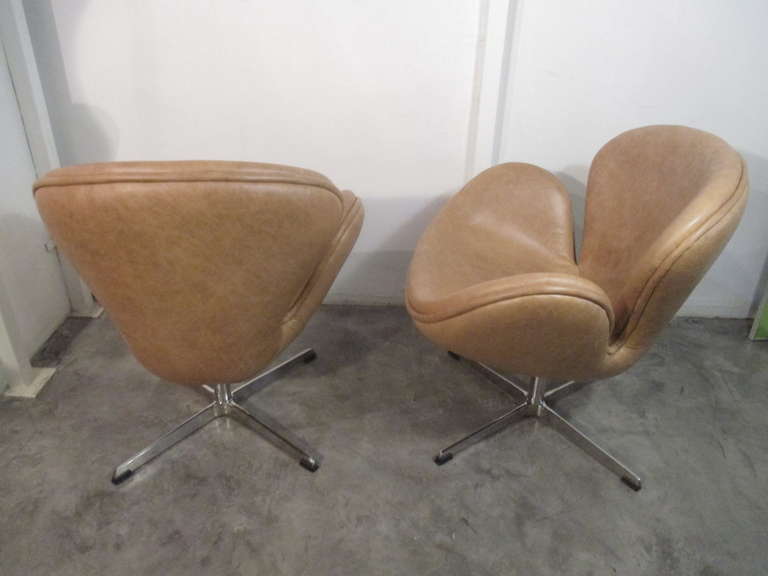 Mid-20th Century Pair of Swan Chairs by Arne Jacobsen
