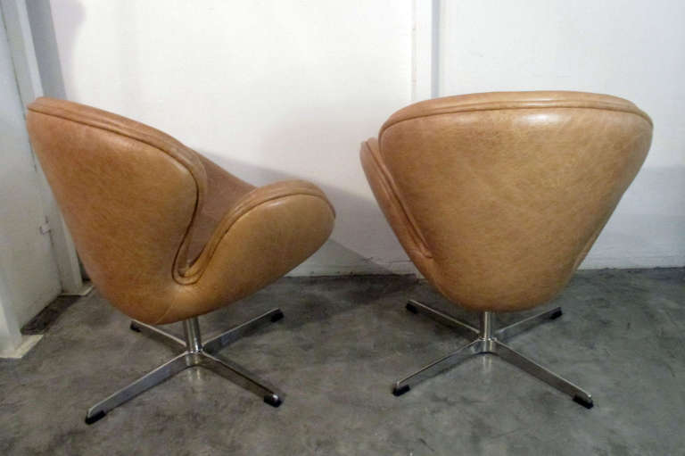 Pair of Swan Chairs by Arne Jacobsen 1