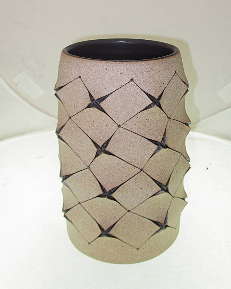Gustavo Pérez was born in Mexico City in 1950. He studied Engineering, Mathematics and Philosophy at the University of Mexico and then enrolled at the Design and Crafts School in Mexico City to study ceramics. He lives and works in Veracruz, Mexico,