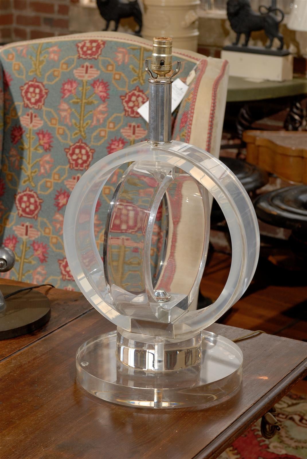Mid Century Lucite Table Lamp In Good Condition For Sale In Atlanta, GA