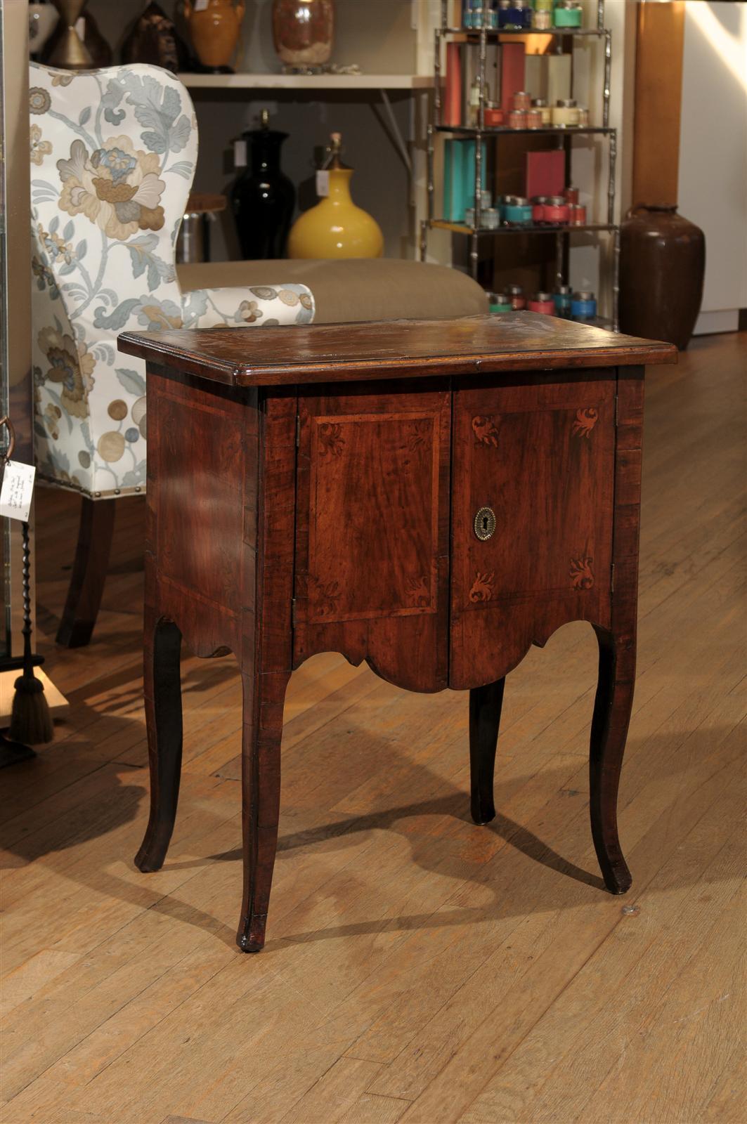 18th century Italian provençal chevet or side table with delicate marquetry and crossbanding on the top, sides and on the hinged two door front. The cabinet is made of walnut, rosewood, and tulipwood and features the original lock. It is raised on