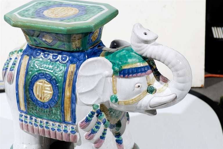 Vieux siège de jardin éléphant
