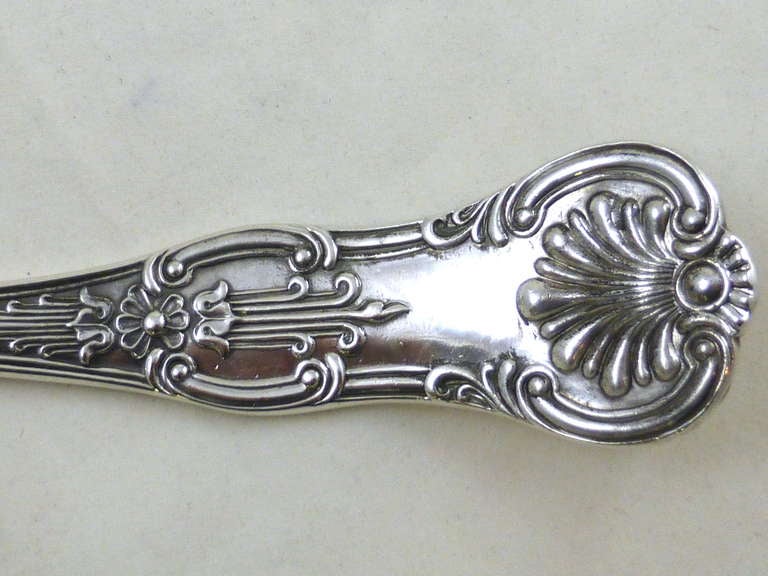 Cucharón sopero eduardiano de plata de ley con motivo de la reina en Excelente estado para la venta en New York, NY