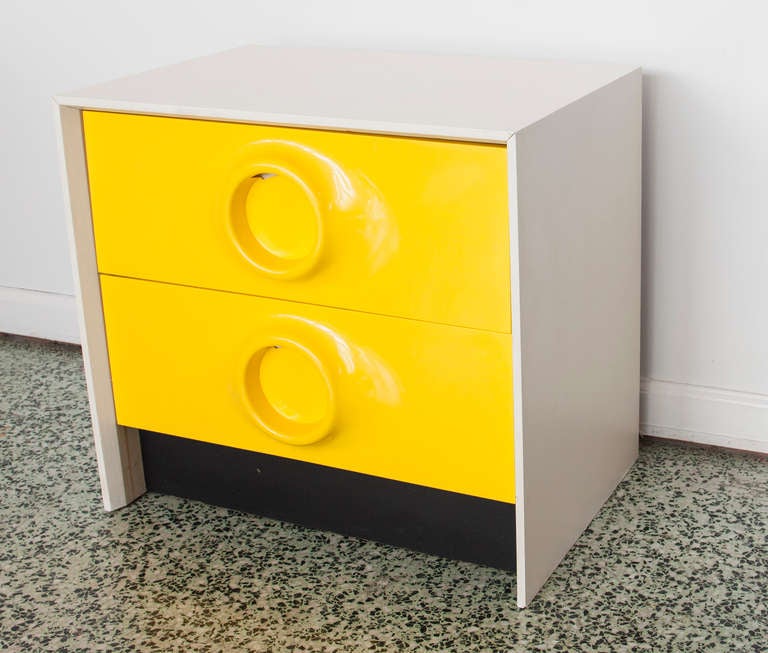 Mid-Century Mod Raymond Loewy Style Yellow Dresser Table and Bed In Excellent Condition In St. Louis, MO