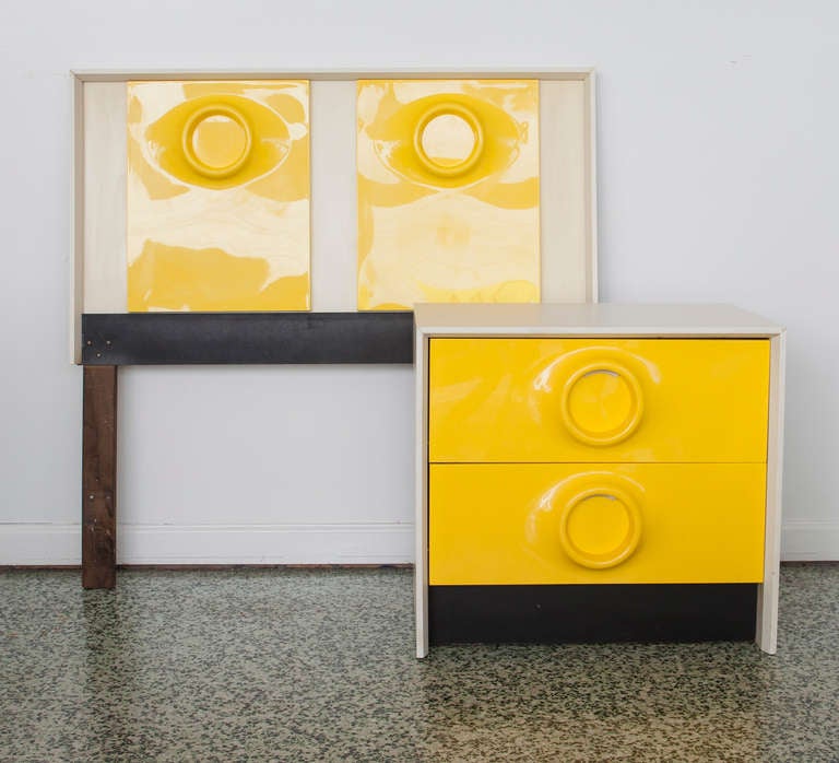 Raymond Loewy style yellow Mid-Century twin headboard and table with two drawers. White laminate and yellow plastic.

Headboard dimensions:
Measures: 40.5