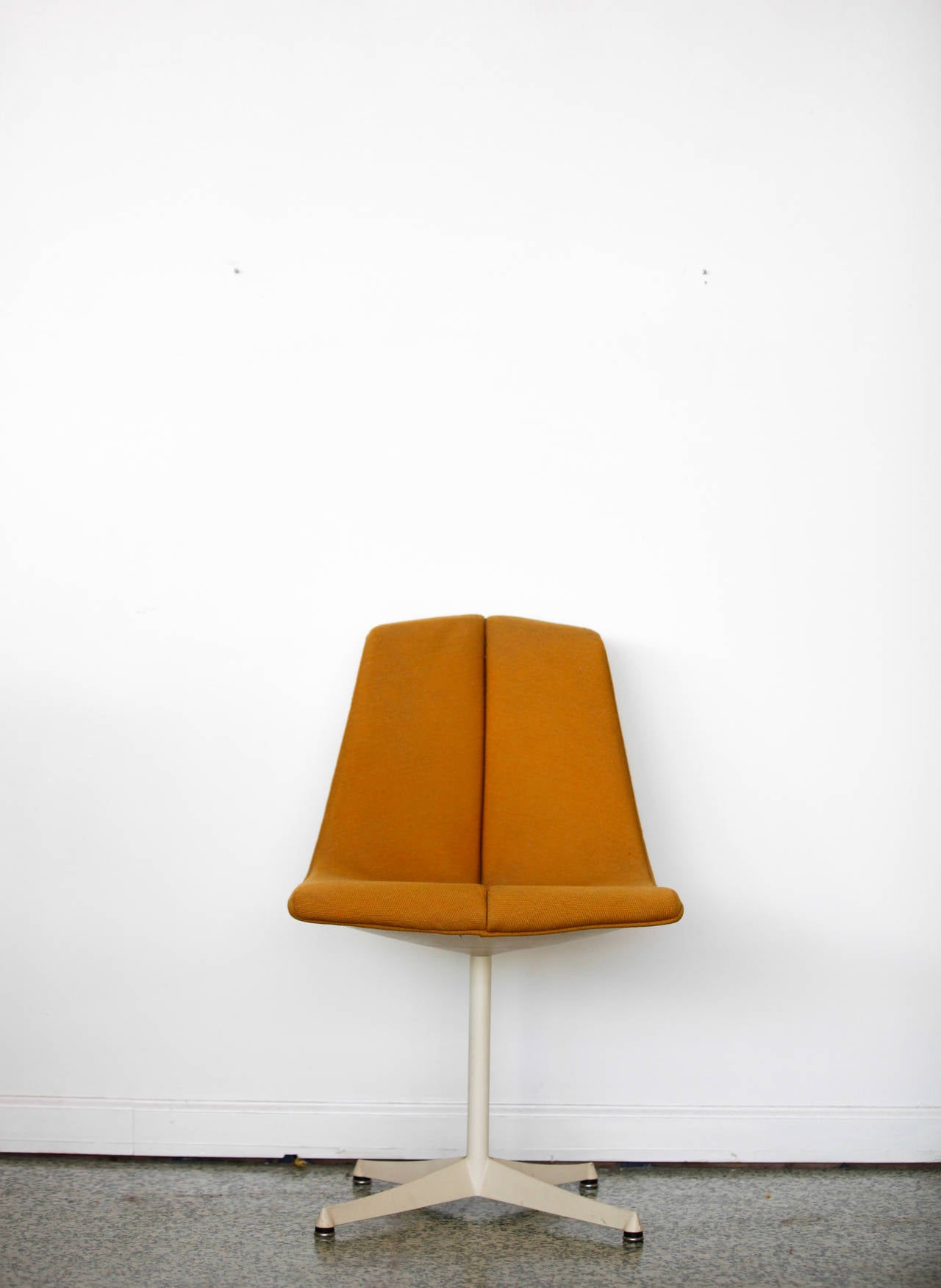 A chair designed by Richard Schultz for Knoll’s Art Metal series in 1960s. Original orange tweed upholstery with a four star aluminum swivel base.