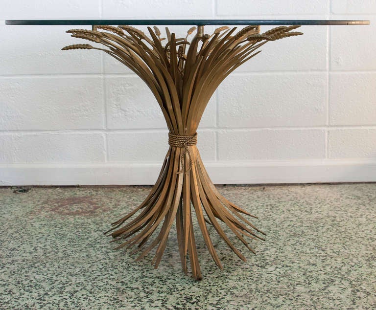 Table d'appoint italienne Hollywood Regency en forme de gerbe de blé dorée à l'or fin. 
Merveilleuse table d'extrémité en forme de gerbe de blé avec plateau rond en verre.  La table de style a été rendue célèbre par Coco Chanel et Yves Saint
