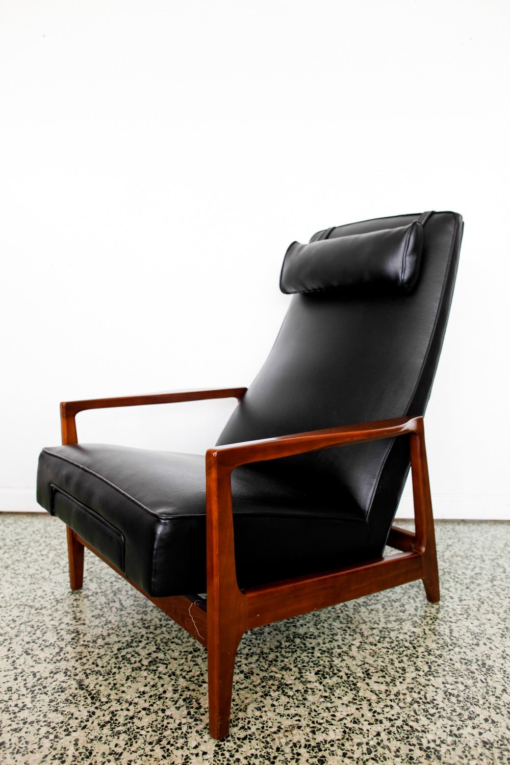 Stunning Leather Black Mid-Century Reclining Danish Lounge Chair In Excellent Condition In St. Louis, MO