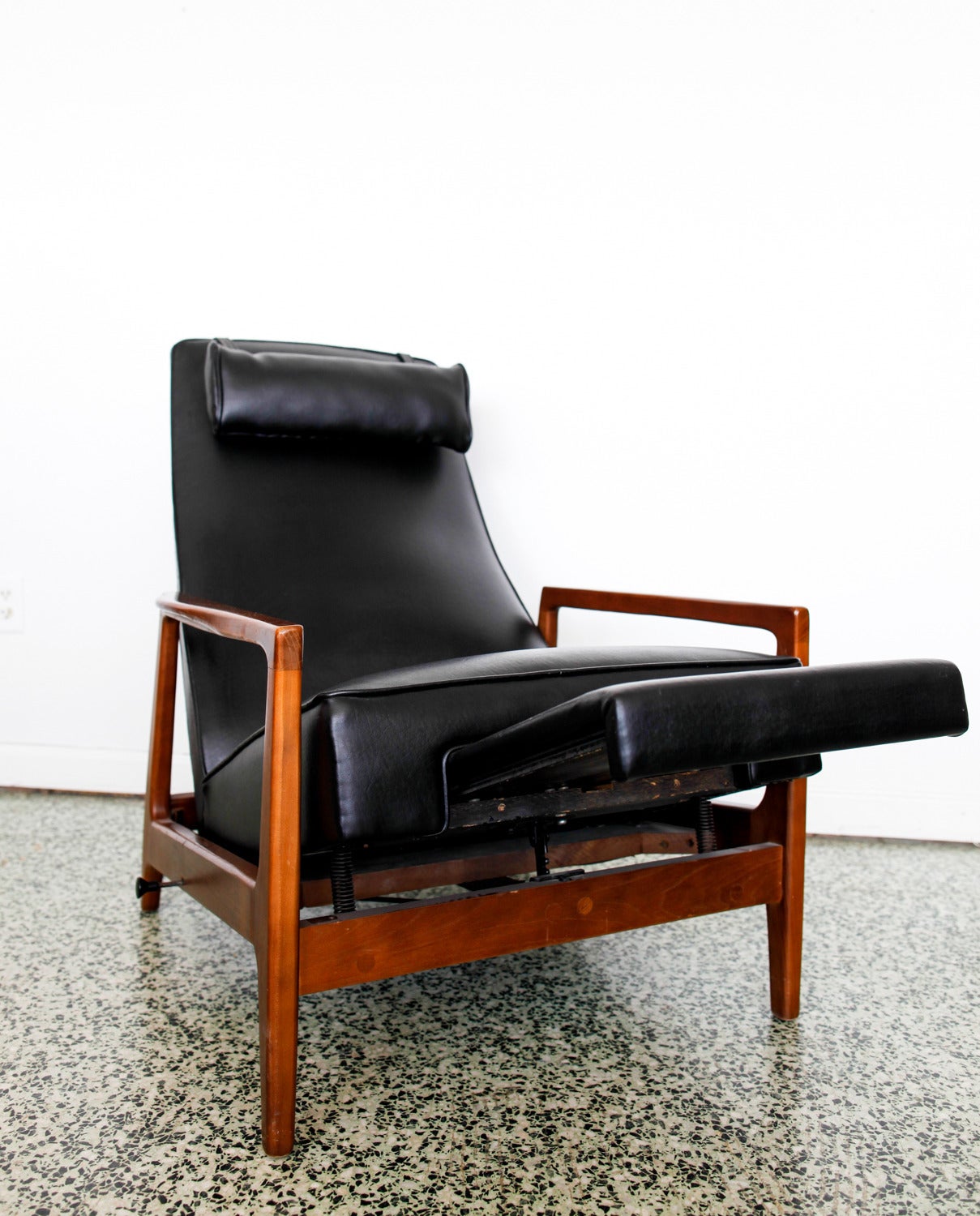 Mid-Century Modern Stunning Leather Black Mid-Century Reclining Danish Lounge Chair
