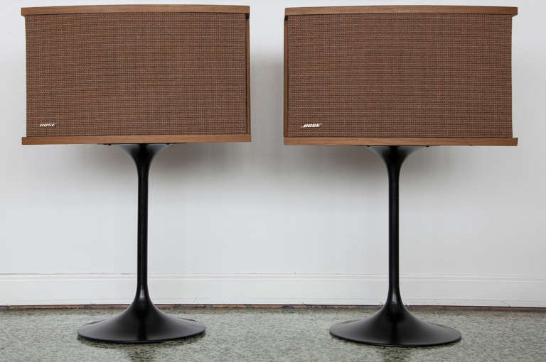 Superbe paire d'enceintes tulipes Bose modernes du milieu du siècle dernier:: dans le style de Saarinen. État de fonctionnement.