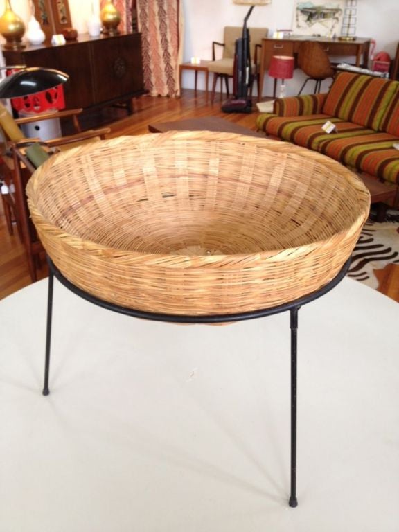 Very nice mid-century catch-all basket in the style of Arther Umanoff and Paul McCobb. Very versatile piece.