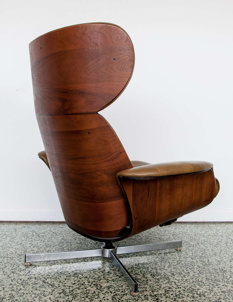 Danish Leather and Bentwood Reclining Lounge Chair by Plycraft In Excellent Condition In St. Louis, MO