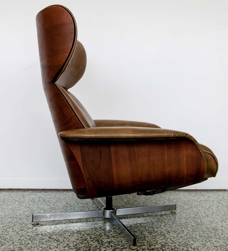 Mid-20th Century Danish Leather and Bentwood Reclining Lounge Chair by Plycraft