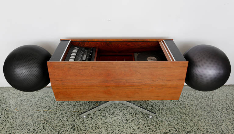 This example is a first Generation Project G stereo and is in very good Original Condition. The bookmatched rosewood cabinet is in good condition with some wear to the top. The sound globes rotate 340 degrees to change the direction of the sound.
