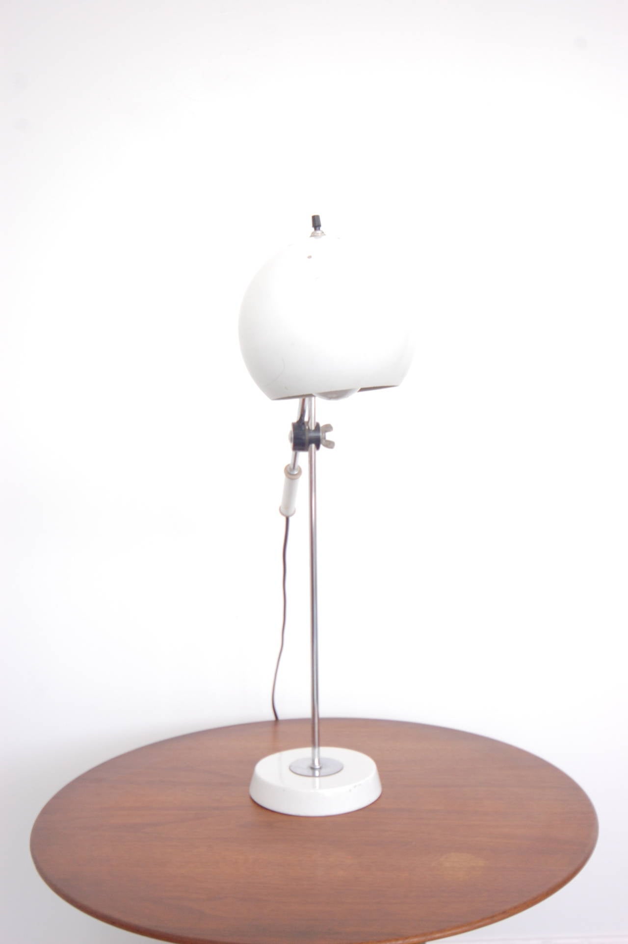 Mid-Century Modern White Lightolier Ball Table Desk Lamp