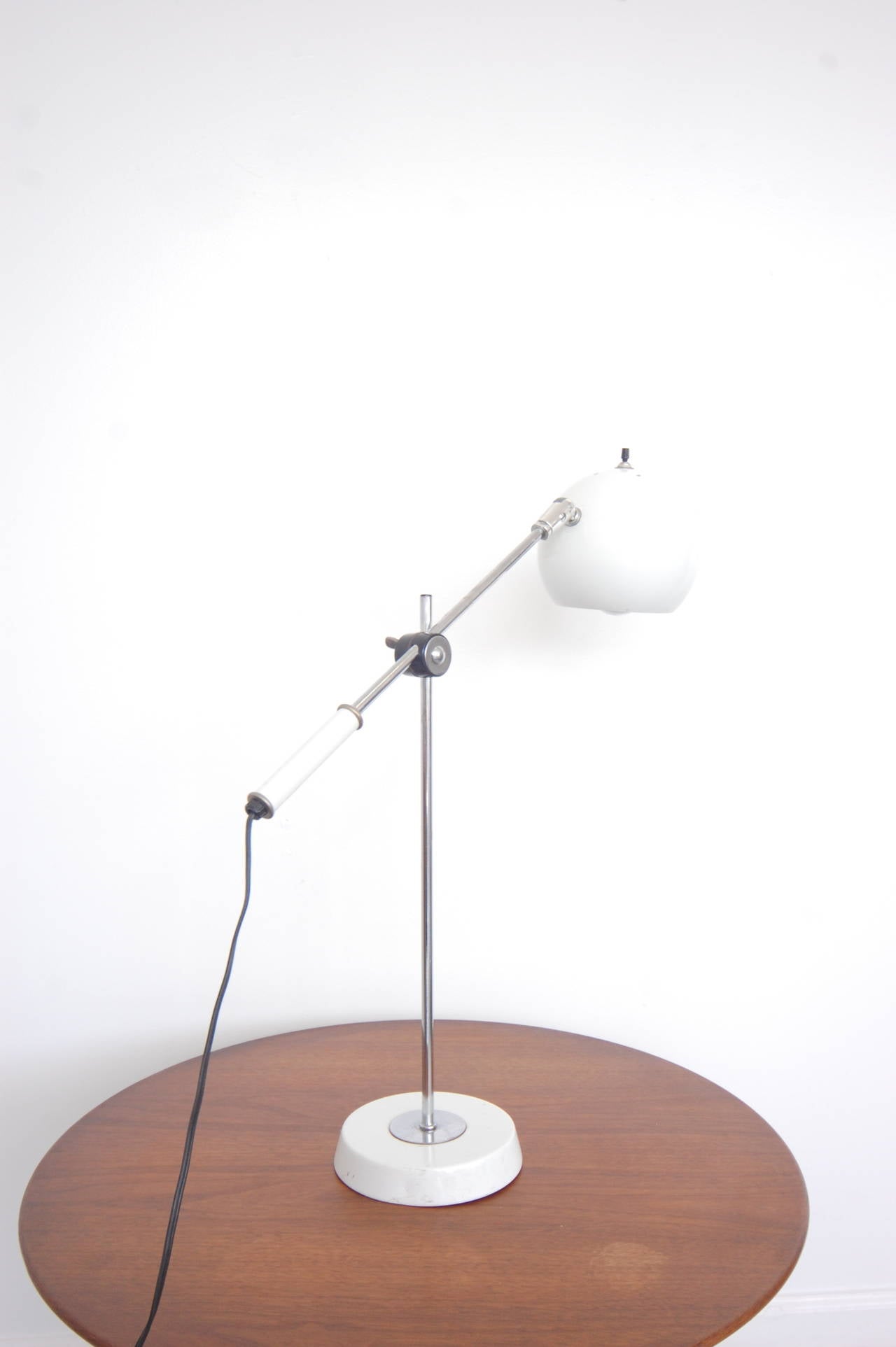 White Lightolier Ball Table Desk Lamp In Good Condition In St. Louis, MO