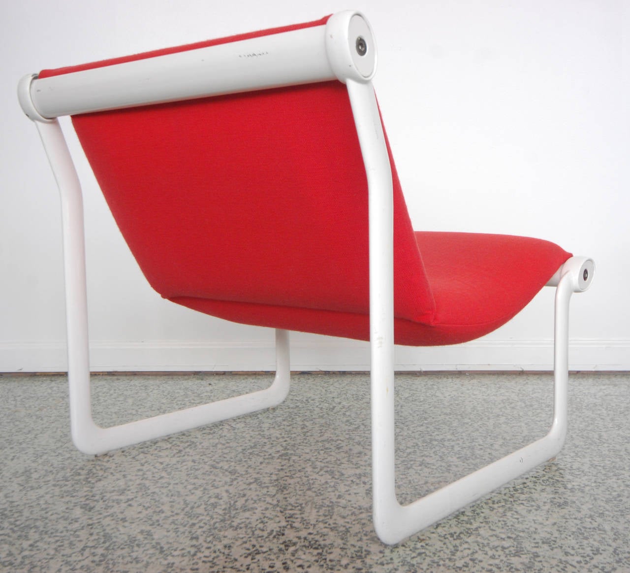 Hannah Morrison for Knoll sling lounge chair in red vintage original upholstery, with original labels. Inspired by the extruded aluminum of a sailboat mast. Matching sofa also available.