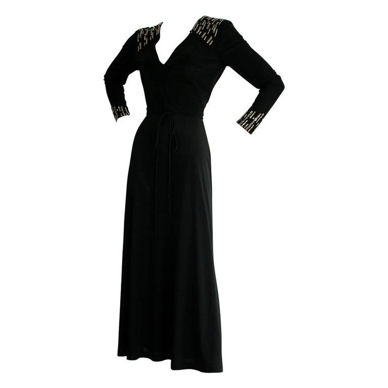 Schwarzwell Maßgefertigtes Vintage-Kleid mit Strasssteinen und Juwelen im Angebot