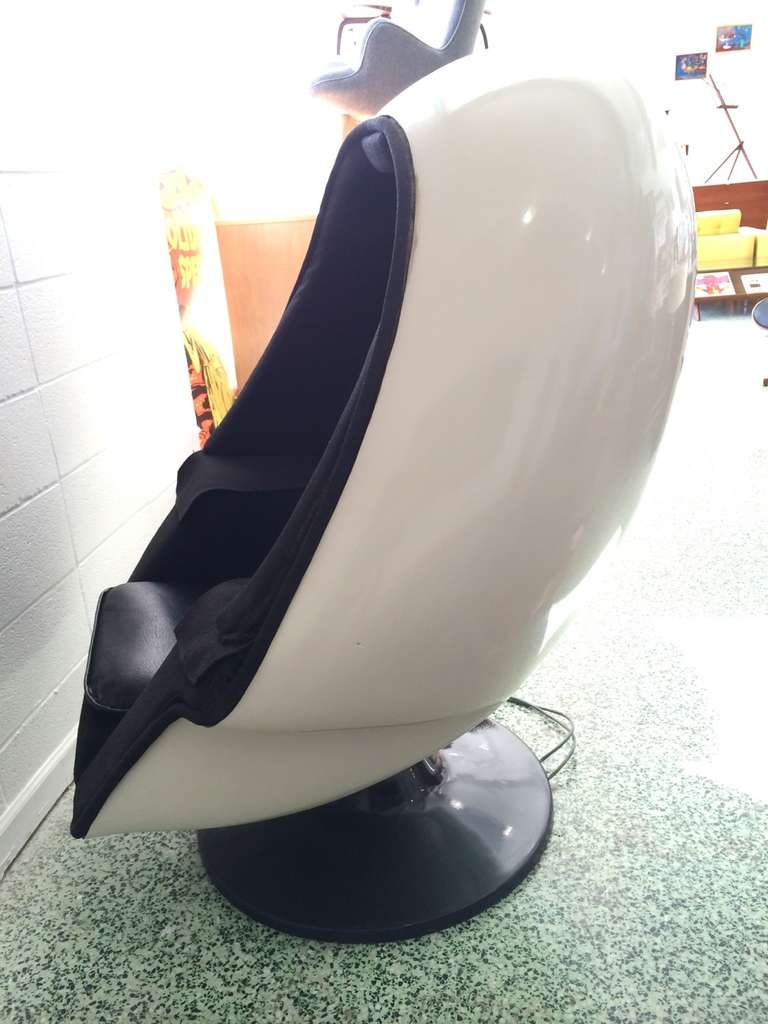 1970 Vintage Lee West Alpha Chamber Egg Pod Stereo Chair In Excellent Condition In St. Louis, MO