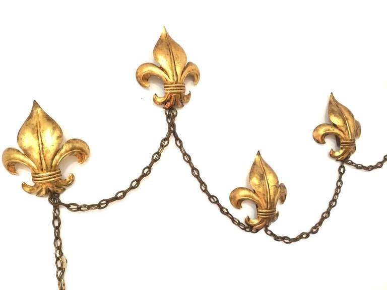 Italian Fleur De Lis Gold Gilt Wall Sconce Lamp In Excellent Condition In St. Louis, MO