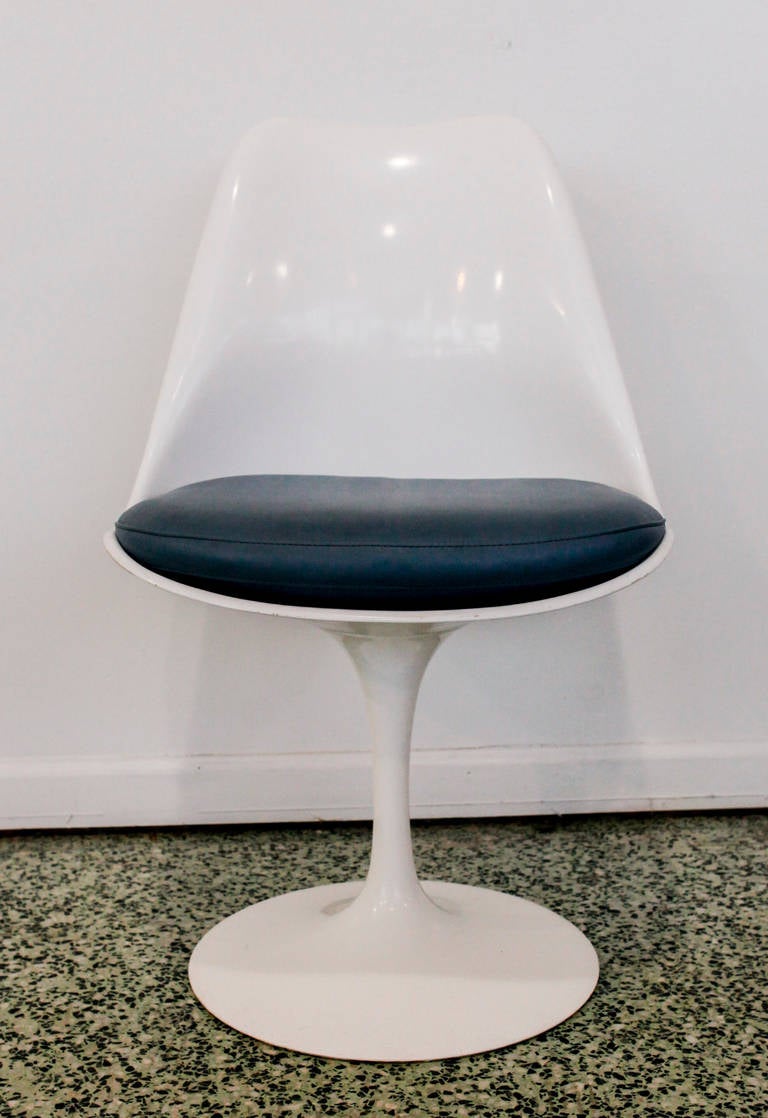 Ensemble de cinq chaises tulipes blanches avec coussins en cuir par Saarinen pour Knoll