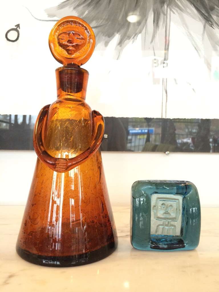 A lovely set of 2 Erik Höglund for Boda glass people decanter and small tray dish. Both pieces are in good condition. There are only minimal signs of use (no cloudiness).