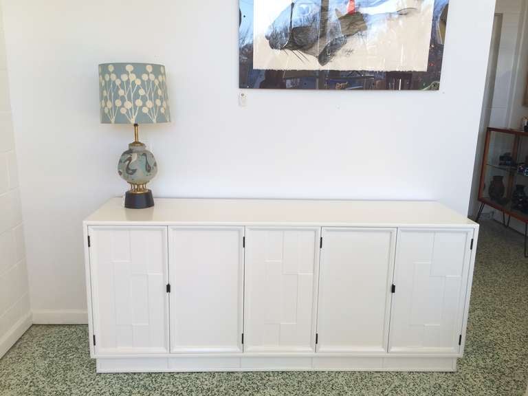 White Mid-Century Modern Lacquer Credenza In Excellent Condition In St. Louis, MO