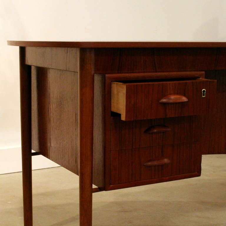 Mid-20th Century Vintage Teak Kidney-Shaped Desk