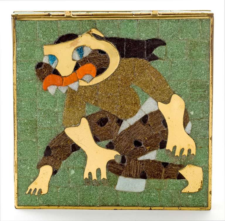 Fabuleuse et graphique boîte mexicaine en laiton et tuiles mosaïques attribuée à Salvador Teran:: représentant une créature mythique audacieuse.  Signé:: Hand Wrought:: Hecho en Mexico:: avec les chiffres 8 & 7.