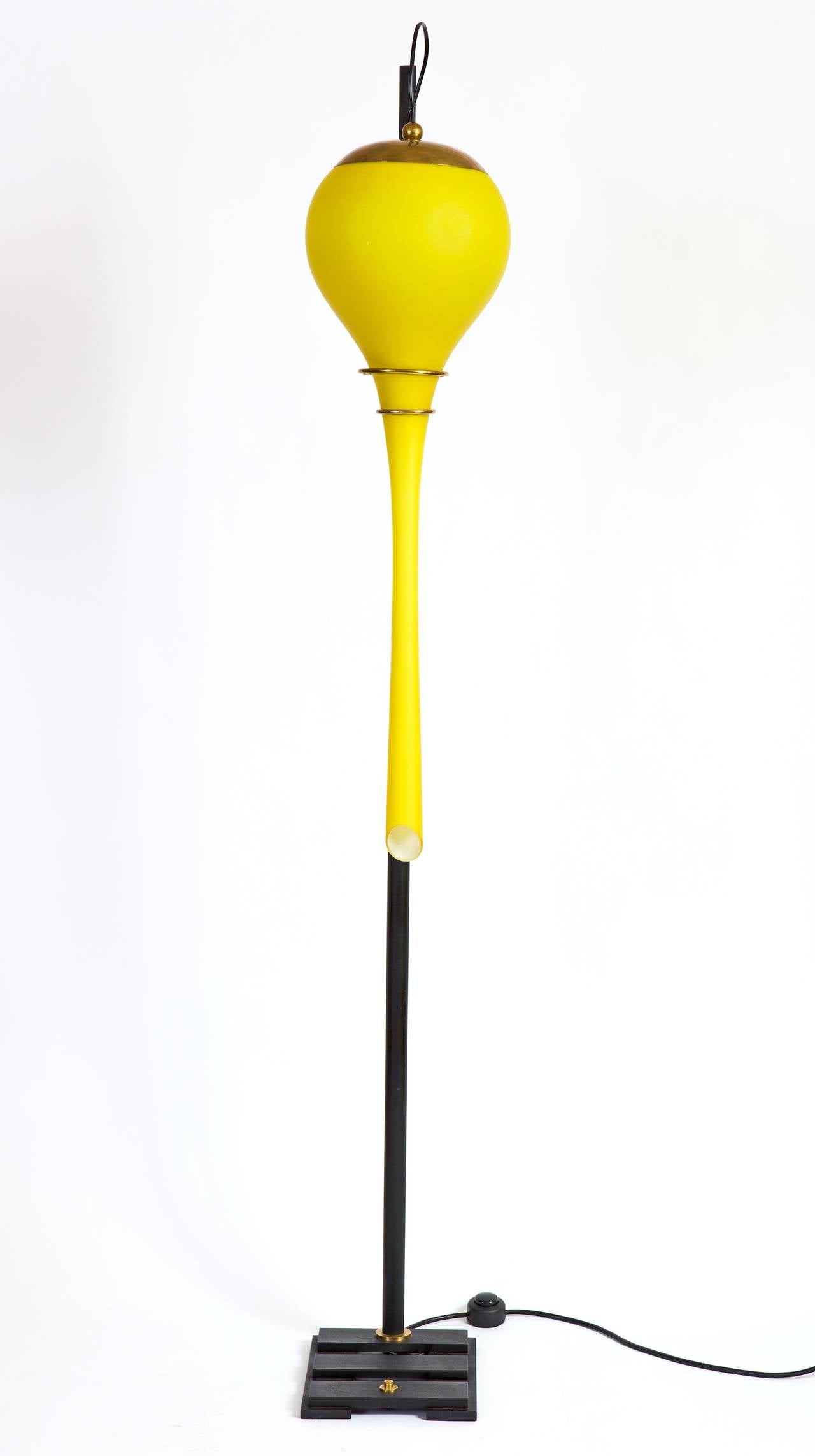 Dramatic 1950s stilnovo floor lamp with extra large yellow glass shade with brass cap and black patinated base with brass detailing. Striking piece!

Measure: Shade is 33