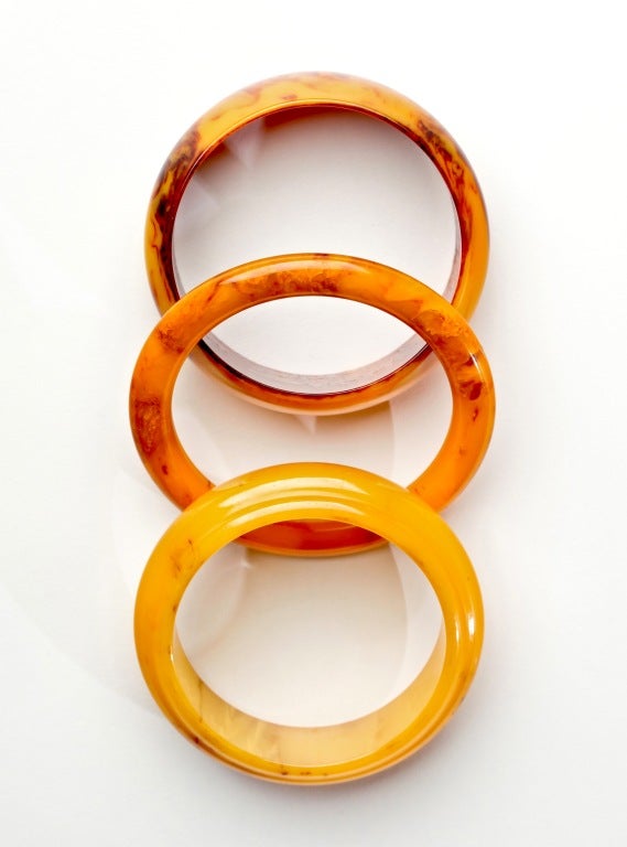 A great set of various sized butterscotch bakelite bangles from the 40's. Bigger bracelet is 1