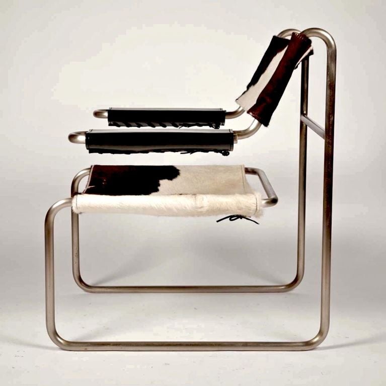 Superbe paire de chaises à bretelles tubulaires Bauhaus en cuir de vache et acier mat. Les accoudoirs sont en cuir noir et se lacent en dessous, tandis que l'assise et le dossier sont en cuir de vachette lacé. 
Des cadres similaires du Bauhaus sont