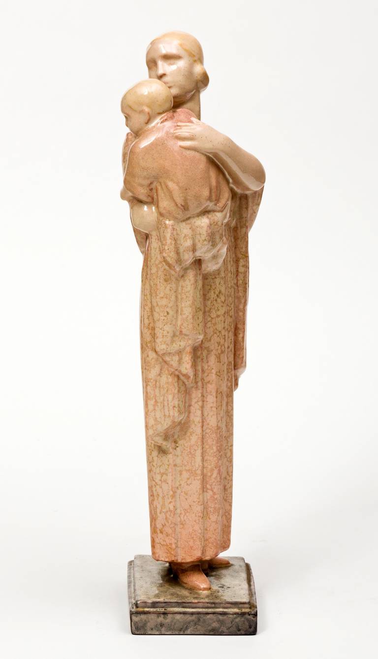 Rare et importante sculpture en céramique française Art déco de Marcel Renard (1893-1974), vers les années 1920, représentant une femme en robe avec un bébé. Fabriquée en faïence avec une douce glaçure craquelée, cette fabuleuse trouvaille Art Déco