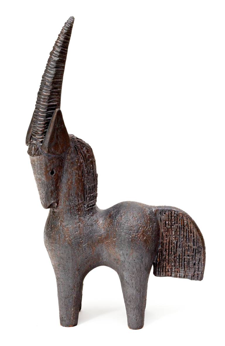 Superbe sculpture fantaisiste du célèbre céramiste français Dominique Pouchain. 
Moitié cheval:: moitié licorne en terre cuite avec une glaçure métal et bronze.  Superbe pièce !