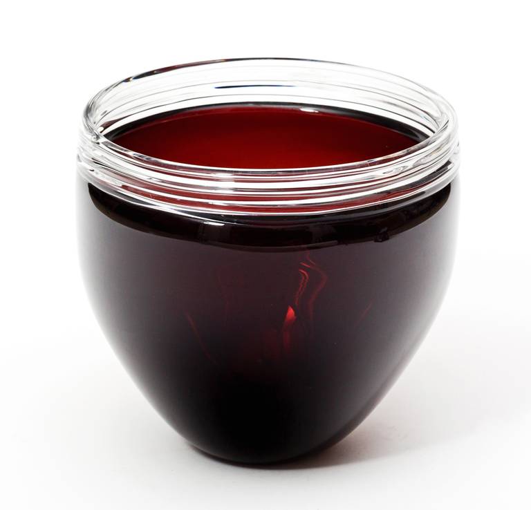 Splendido vaso o ciotola di Murano di grandi dimensioni color mirtillo rosso scuro di Barbini con un design chiaro a coste. Il vaso ha sia l'adesivo di carta originale che la firma incisa ed è in buona scala per il tavolo.

Nota: Fotografia e