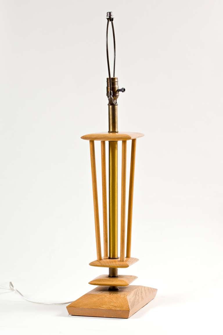 Laiton Paire de lampes de bureau en chêne chaulé dans le style de Tommi Parzinger en vente
