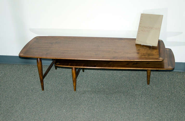 Américain Table basse en noyer du milieu du siècle - extensible