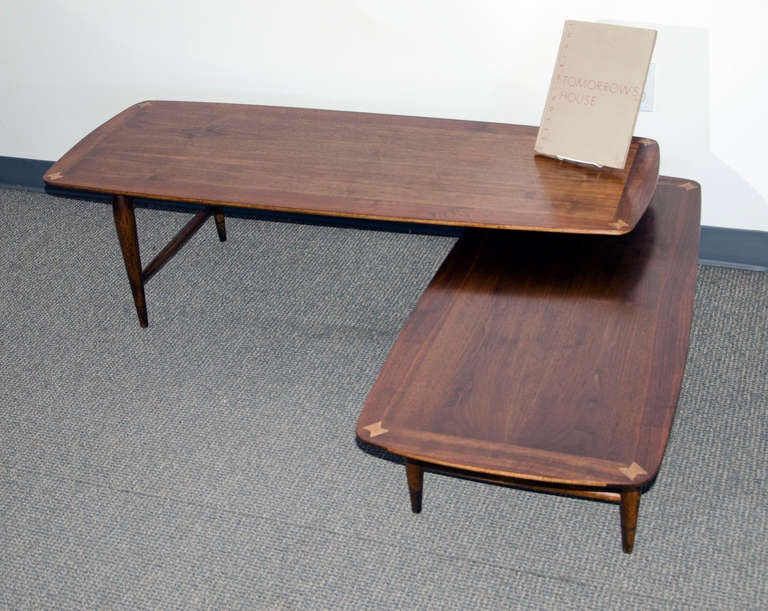 Mid-Century Modern Table basse en noyer du milieu du siècle - extensible