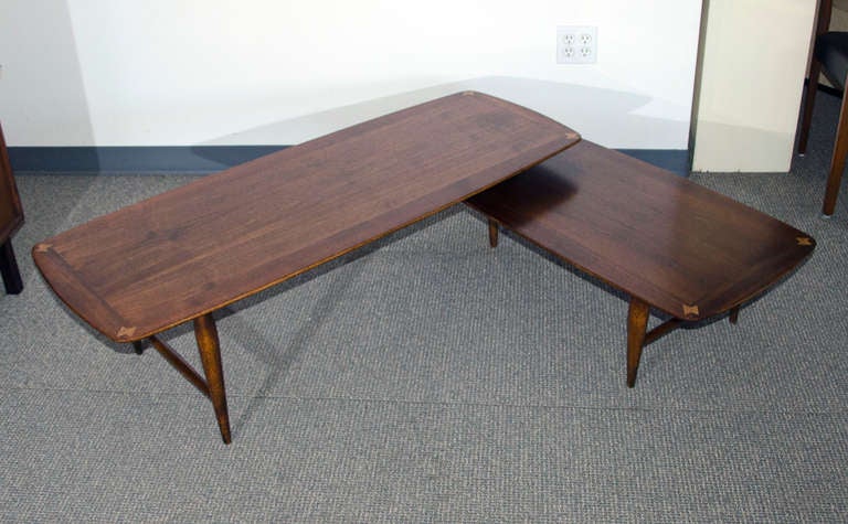 Table basse extensible en noyer très polyvalente. La table inférieure peut être partiellement ou totalement retirée pour créer différentes configurations et tailles. Signé 