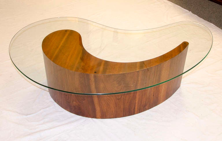 Comma shaped walnut base supports a similar free form organic shaped thick glass top. Attributed to Vladimir Kagan