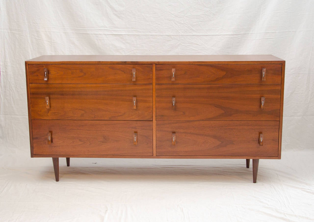 Very nice dresser designed by Stanley Young for Glenn of California. The top drawers are 3