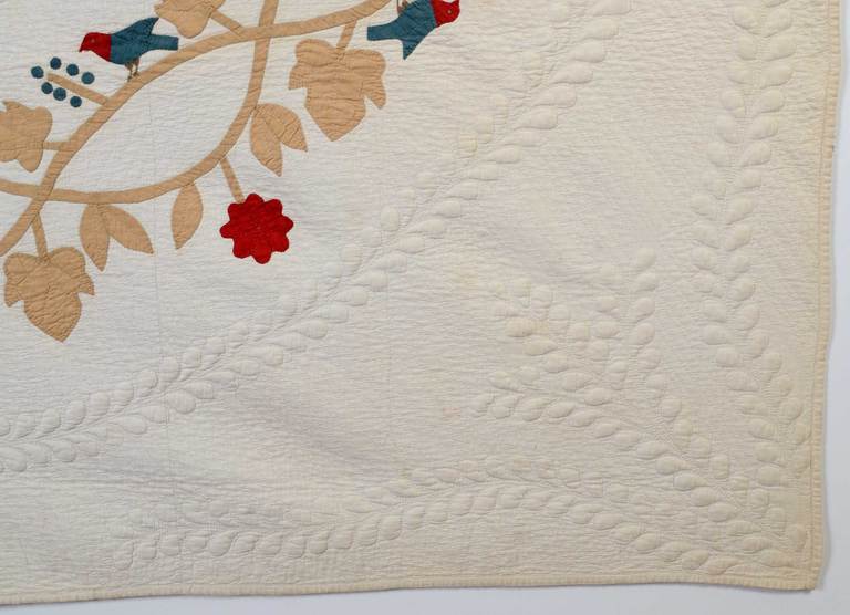 Appliqued Wreath Quilt with Birds and Trapunto In Good Condition In Darnestown, MD