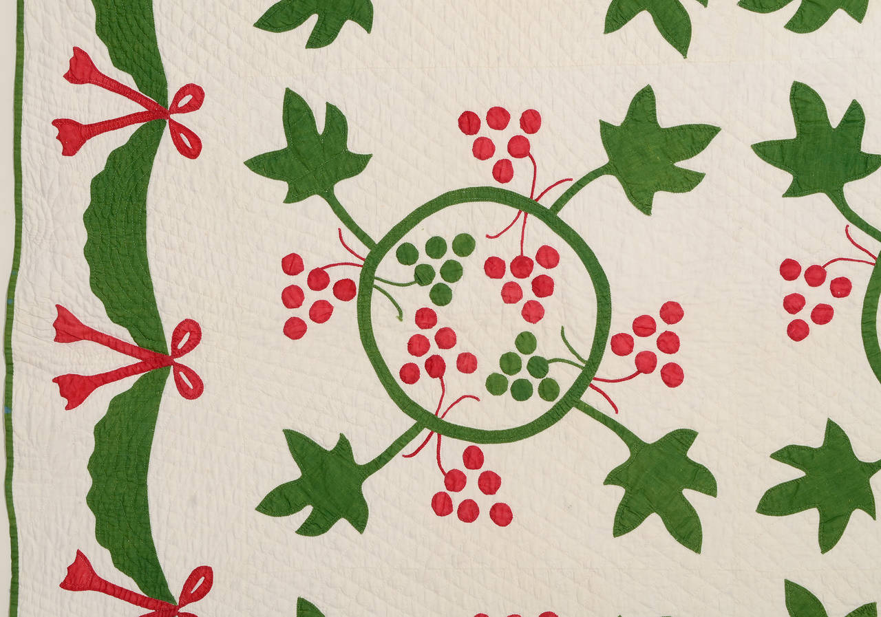 Americano Trapuntino con applique di uva e bordo di nappe e swag in vendita