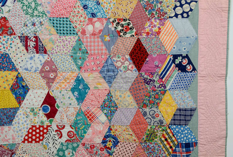 Tumbling Blocks Hexagon Charm Quilt In Excellent Condition In Darnestown, MD
